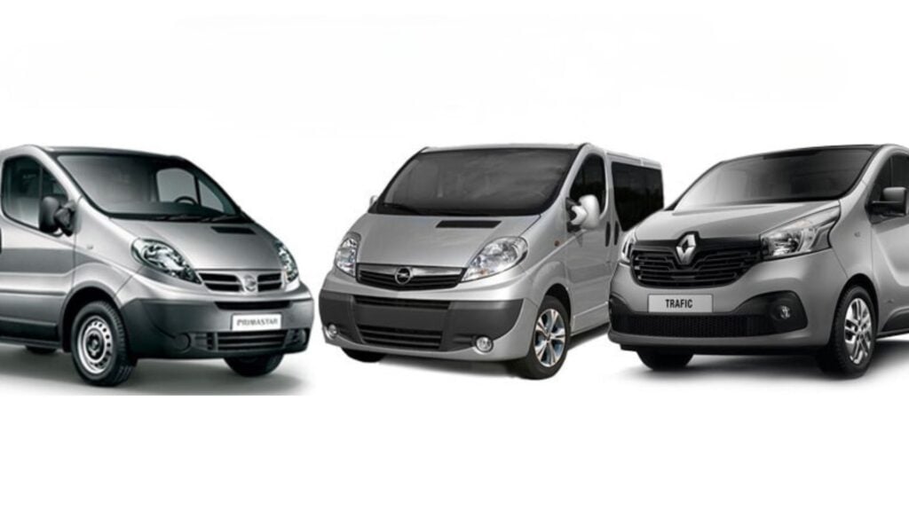 Tre transportbilar och skåpbilar sida vid sida